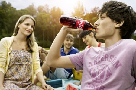 Gerade unterwegs sind vielfältige Verpackungsgrößen für Getränke praktisch. Coca Cola trinken