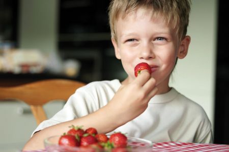 Wer den ganzen Sommer über Erdbeeren vom eigenen Balkon naschen möchte, muss im Frühjahr spezielle Sorten pflanzen. Erdbeeren