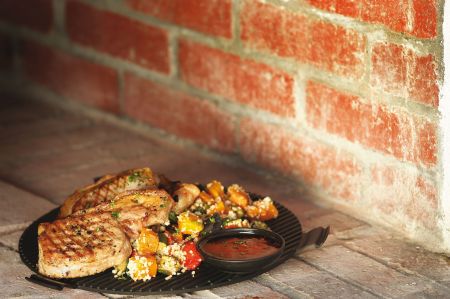 Pikant gewürzte Schweinekoteletts sind eine Spezialität für Grillfans, die es gerne deftig mögen. Gegrille Koteletts