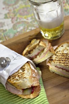 Knusprige Grillwürstchen oder ein saftig belegtes Panini: Die mobile Outdoor-Küche ermöglicht die verschiedensten Zubereitungsarten. Grillwürstchen
