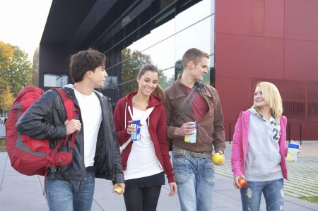 Jugendliche verbringen viel Zeit außer Haus. Für sie sind Milchprodukte für unterwegs wichtige Bestandteile einer ausgewogenen Ernährung. Milchgetränk