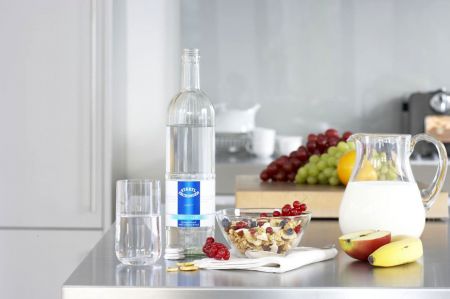 Ein Mineralwasser wie Staatl. Fachingen wirkt durch seinen hohen Anteil an Hydrogencarbonat-Plus (über 1.800 Milligramm/Liter) basisch und kann das Wohlbefinden auf natürliche Weise steigern. Mineralwasser