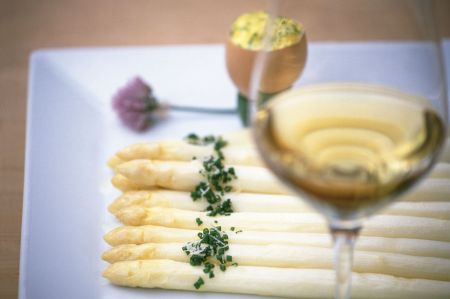 Ein leichter Weißwein macht sich gut als Begleiter des Spargels. Spargelgericht