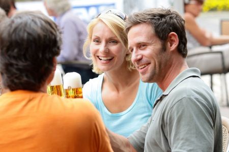 Ein alkoholfreies Bier lässt sich in der Mittagspause gemeinsam mit Kollegen genießen. Bier