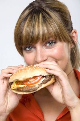 Genuss mit Reue? Auch wenn es keine klassische Rheumadiät gibt, sollten Rheumatiker nicht mehr als zwei Mal in der Woche Fleisch essen. Burger