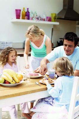 Eltern möchten den Kindern mit dem Frühstück einen guten Start in den Tag ermöglichen. Frühstück