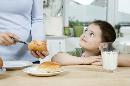 Ob Butter oder Milch: Wenn die Kinder Milchzucker nicht vertragen, müssen die Eltern auf eine laktosefreie Ernährung achten. Kalzium Milchprodukte