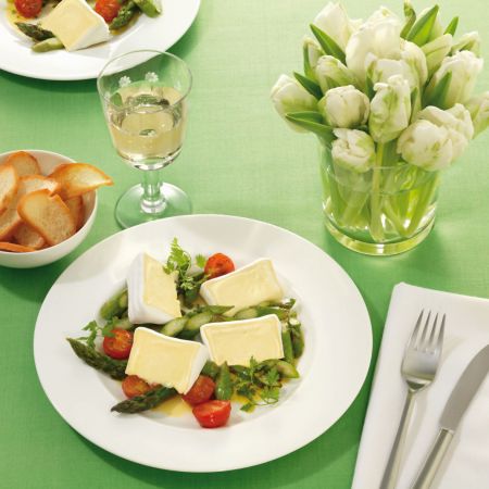 Weichkäse sorgt mit seiner cremig-zarten Konsistenz und dem milden Aroma für raffinierte Gaumenfreuden. Er ist damit auch der ideale Begleiter für den Spargel, das "königliche Gemüse". Käse und Spargel