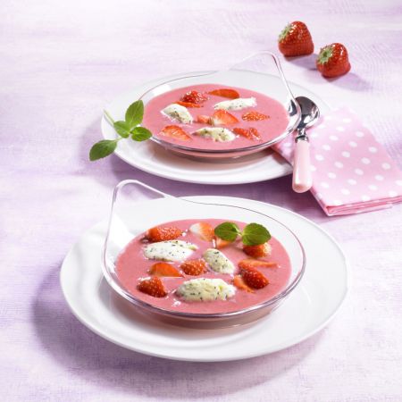 Erfrischend an warmen Sommertagen: Erdbeer-Kaltschale mit Quark-Mohn-Klößchen. Quarkspeise