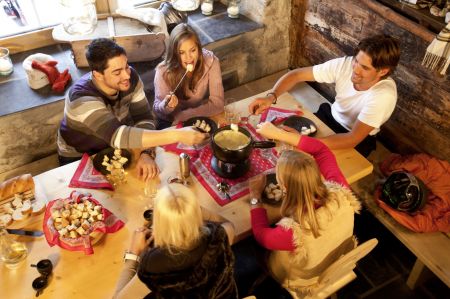 Nur wenig Vorbereitung ist beim Raclette notwendig - und dann dürfen alle helfen und ihren eigenen Geschmack umsetzen. Raclette