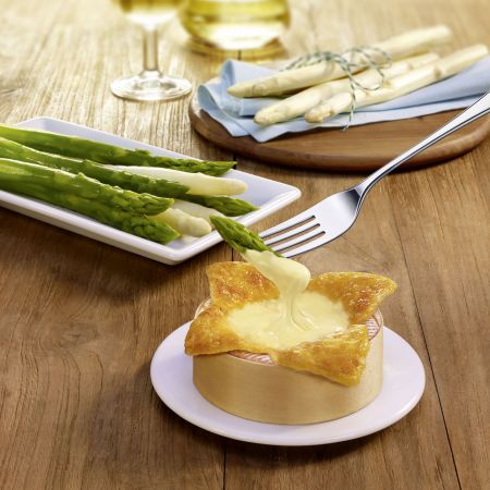Die Kombination von Spargel mit Käse ist ein besonderer Genuss. Dafür eignen sich zart schmelzende Weichkäse, und am besten heiße Käsevariationen. Spargel und Käse