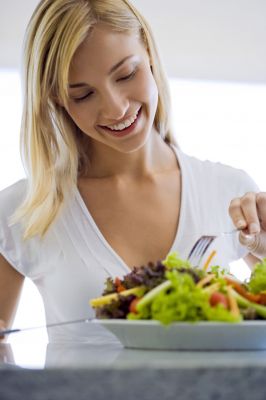 Eine abwechslungsreiche Ernährung mit vielen Vitaminen und Mineralstoffen trägt maßgeblich zu einer jugendlichen Ausstrahlung bei. Vitamine essen
