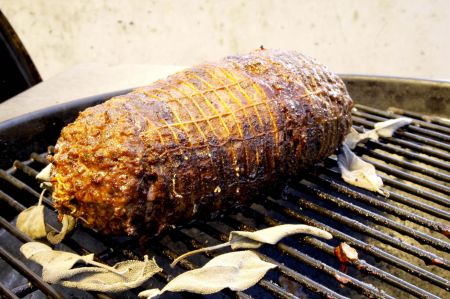 Ein Wildschweinrollbraten auf dem Grill - da machen die Gäste Augen. Wildschweinrollbraten