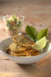 Schmeckt nach mehr: Zucchini-Wildreis-Fritters mit Avocado-Tomatensalsa. popcorn